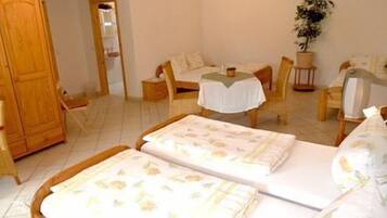 Habitación familiar | Minibar, escritorio, cunas y wifi