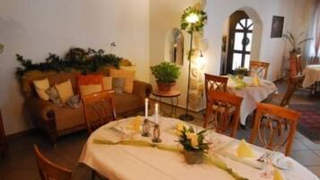 2 restaurantes; se sirve cocina regional