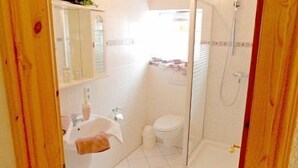 A small bathroom with a sink, toilet, and shower. - Hotel Restaurant Linde (Otterstadt)