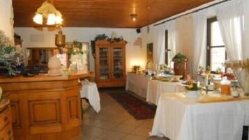 2 restaurantes; se sirve cocina regional