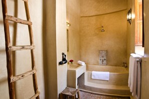 Doppelzimmer (Douria Suite) | Badezimmer | Dusche, Regendusche, Haartrockner, Hausschuhe