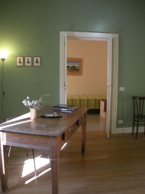 Desk, soundproofing, iron/ironing board, cots/infant beds - Case a San Matteo (Marsala)