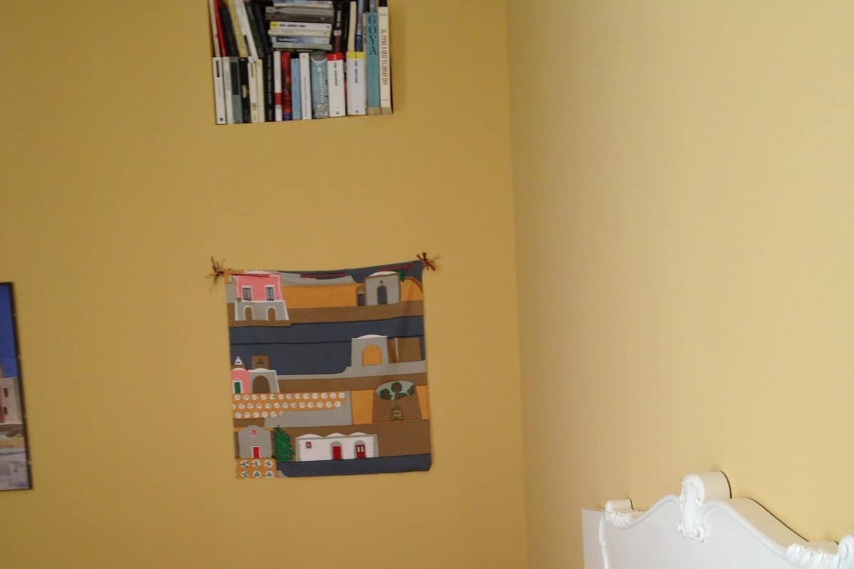 Habitación familiar | Escritorio, insonorización, tabla de planchar con plancha y cunas
