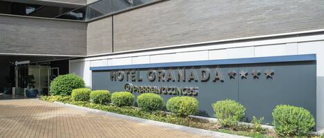 A hotel entrance with a sign reading "HOTEL GRANADA" and "Pierre Vacances."