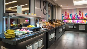 Un espace buffet proposant une variété de fruits, de saladiers et d’assiettes.