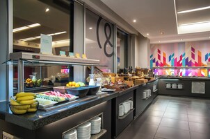 Desayuno buffet diario (EUR 14 por persona)