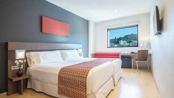 Caja de seguridad en la habitación y escritorio