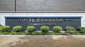 Une enseigne pour l’HÔTEL GRANADA, avec un design moderne, et un logo pour PIERRE & VACANCES.