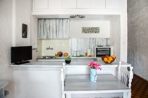 Habitación doble junior | Cocineta privada | Frigobar, parrilla de estufa, tetera eléctrica y utensilios de cocina 