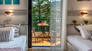 Junior Twin Room | 1 bedroom, Egyptian cotton sheets, in-room safe, free WiFi