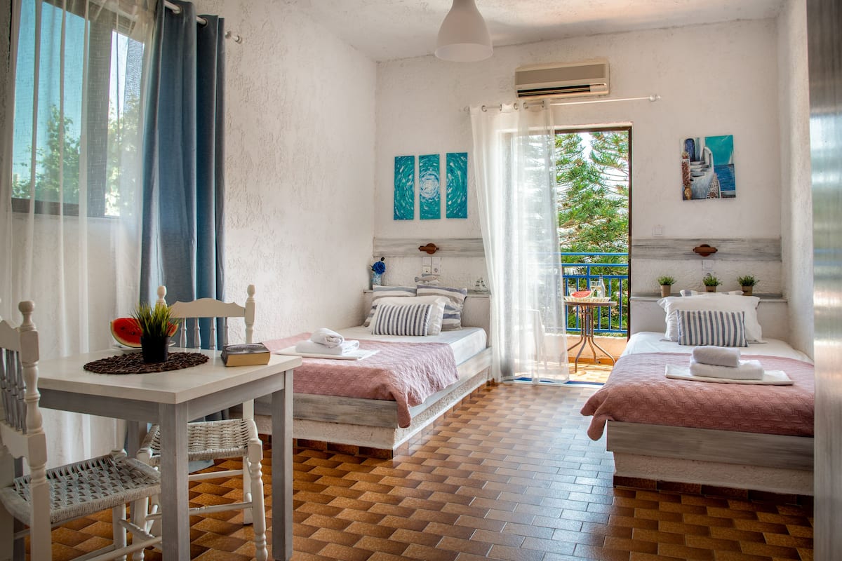 Habitación junior con 2 camas individuales | Sábanas de algodón egipcio, caja fuerte, wifi gratis y ropa de cama