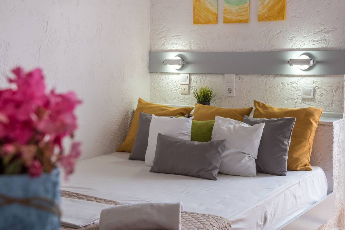 Sábanas de algodón egipcio, caja fuerte, wifi gratis y ropa de cama