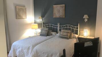 Tweepersoonskamer | Een kluis op de kamer, een bureau, geluiddichte muren, gratis wifi