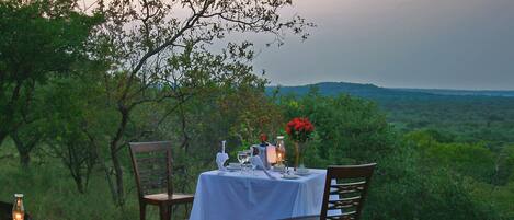 Una mesa de comedor al aire libre con vistas al paisaje.