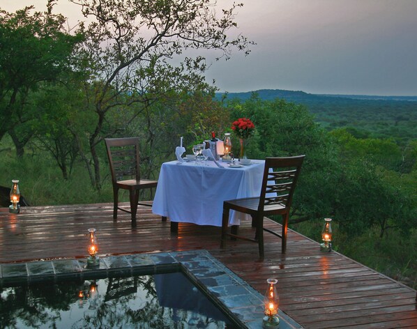 Una mesa de comedor al aire libre con vistas al paisaje.