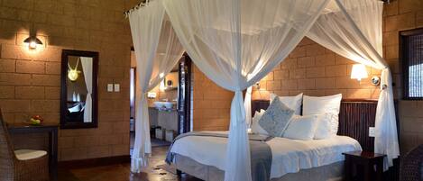 Executive Suite | Hypo-allergenic bedding, down comforters, pillowtop beds, minibar