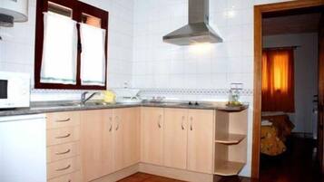 House, 3 Bedrooms | Private kitchenette