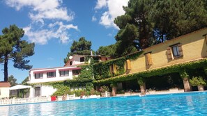 2 outdoor pools, pool umbrellas