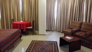 Suite, 2 habitaciones | Zona de estar | Una televisión