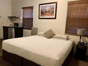 Quarto casal, 1 cama de casal, suíte | Escrivaninha, ferros/tábuas de passar roupa, Wi-Fi de cortesia