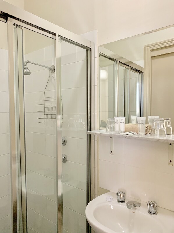 Twin Room, 2 Single Beds, Ensuite | Bathroom | Free toiletries, hair dryer, towels