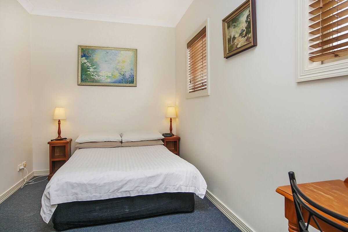 Double Room, 1 Double Bed, Ensuite | Desk, iron/ironing board (on request), WiFi (free)