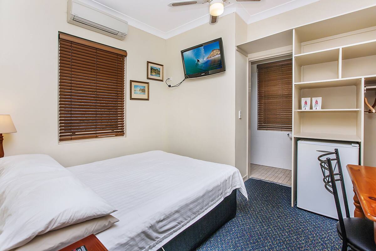 Single Room, 1 Single Bed, Ensuite | Desk, iron/ironing board (on request), WiFi (free)