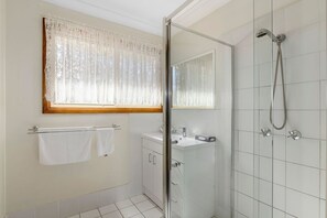 Dusche, kostenlose Toilettenartikel, Haartrockner, Handtücher