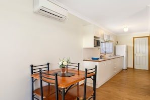 ثلاجة/مجمد بحجم كبير، ميكروويف، موقد طهي مسطح، ماكينة لصنع القهوة/الشاي