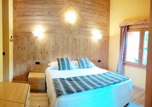 Down comforters, Tempur-Pedic beds, in-room safe, soundproofing - Chalet Alpina Hotel & Apartments (La Thuile)