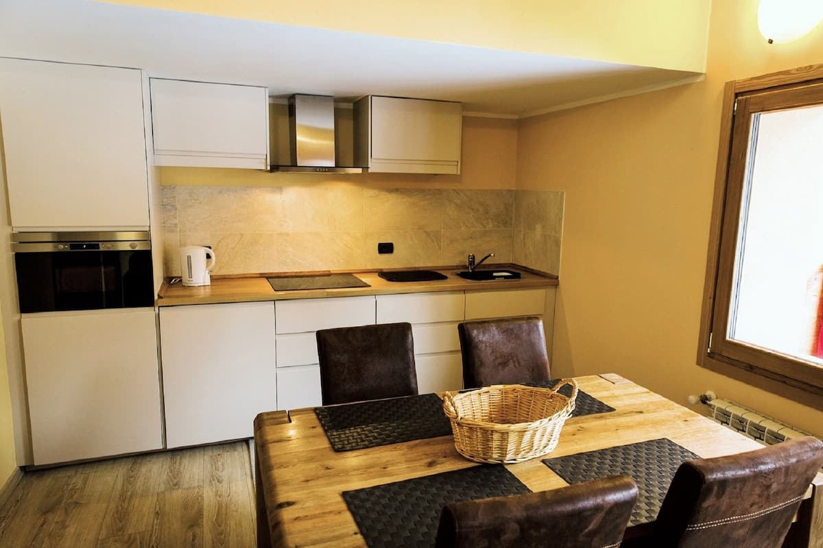 superior apartment, 2 bedrooms, kitchen, mountain view | in-room dining