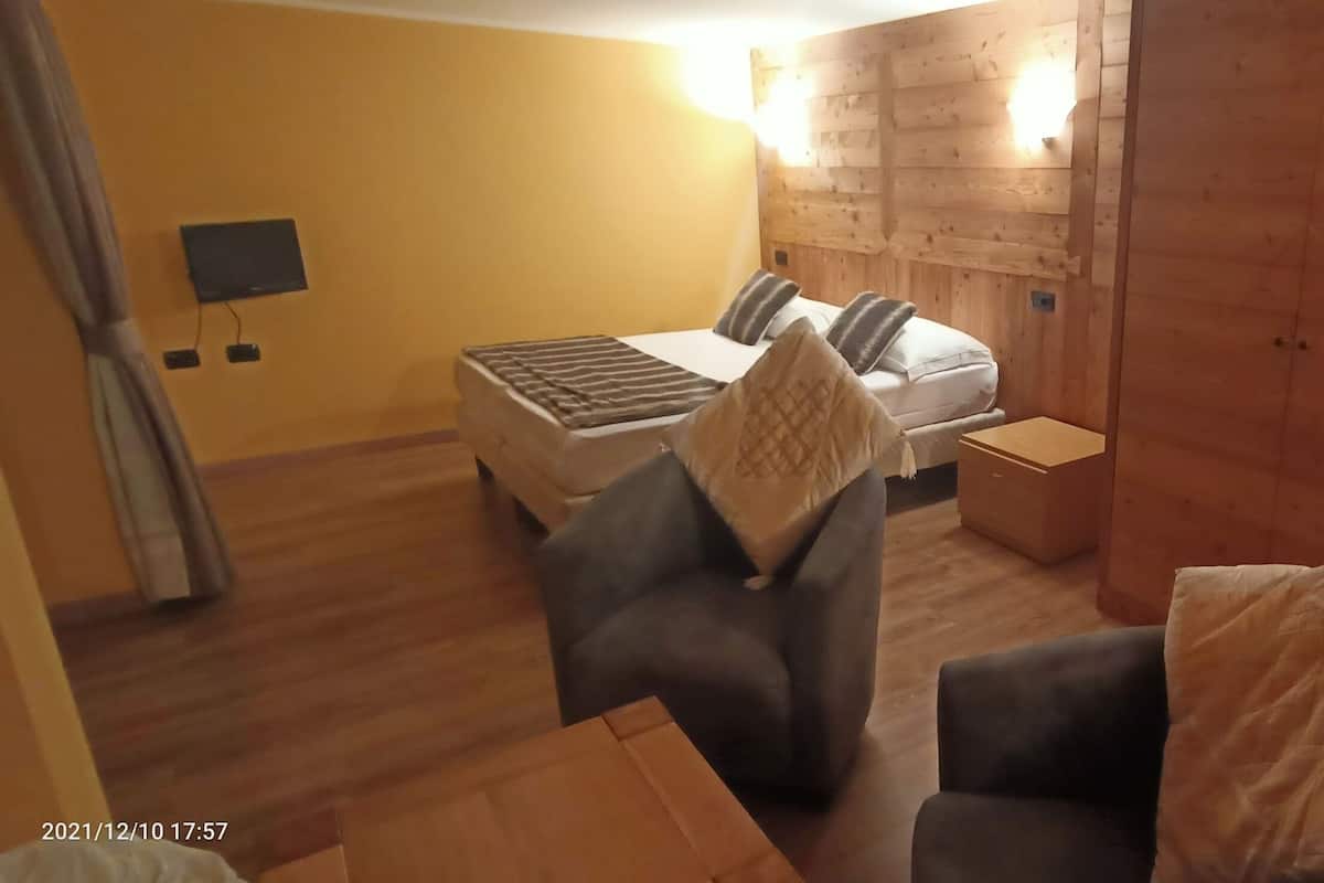 Superior Studio Suite, 1 Bedroom, Mountain View | 1 bedroom, down comforters, Tempur-Pedic beds, in-room safe