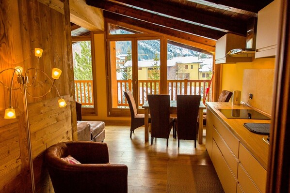 Superior Apartment, 3 Bedrooms, Kitchen, Mountain View | Private kitchen | Toaster - Chalet Alpina Hotel & Apartments (La Thuile)