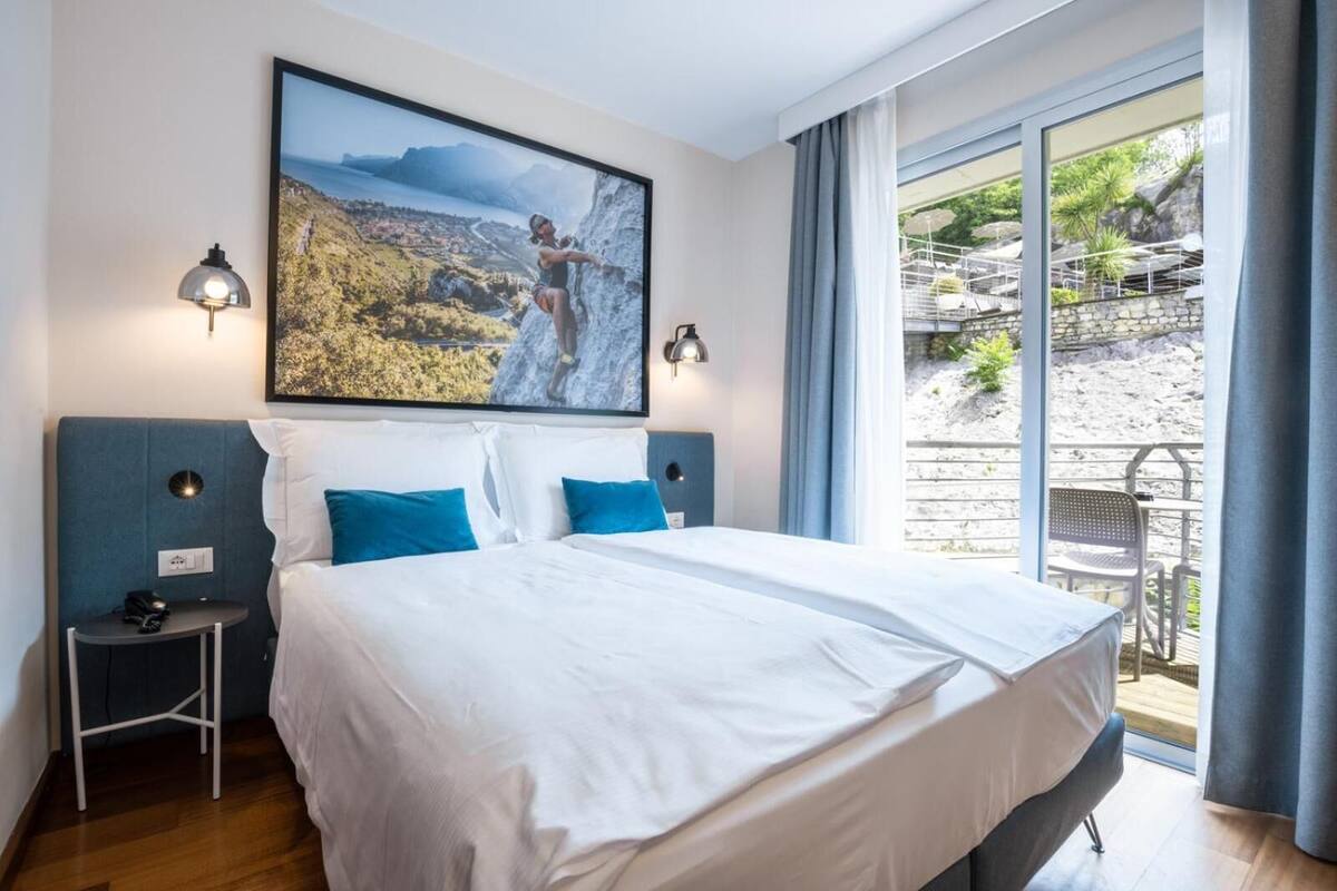 minibar, in-room safe, desk, laptop workspace