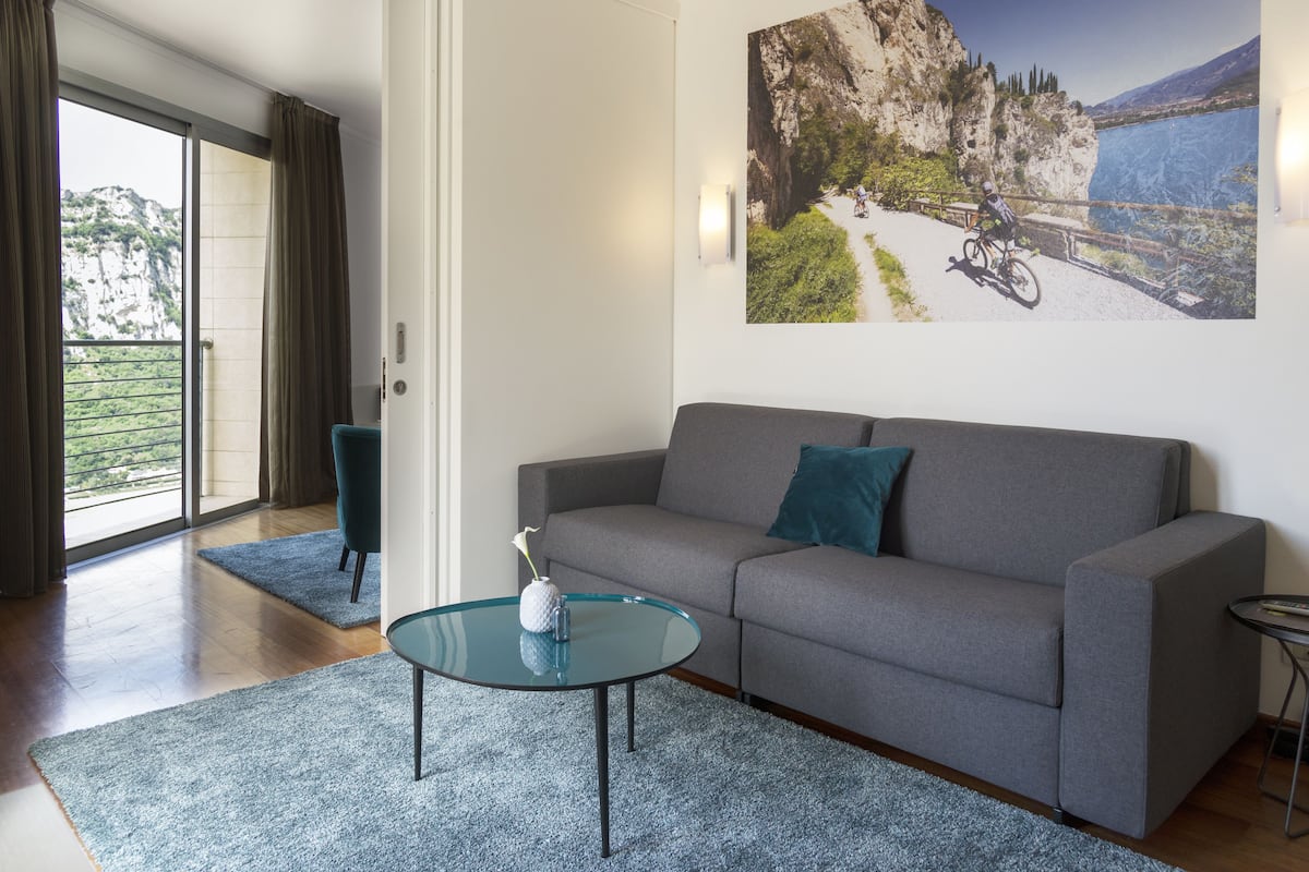 junior suite | living area | tv