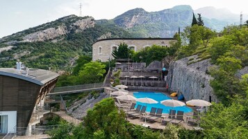 季节性开放的室外游泳池，09:00 至 20:00 开放，池畔遮阳伞，日光浴躺椅