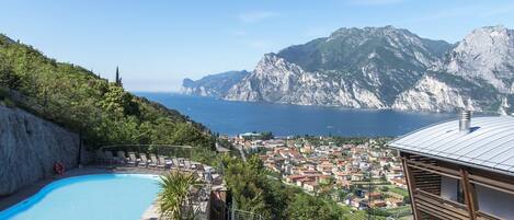 Außenpool (je nach Saison geöffnet), Sonnenschirme, Liegestühle