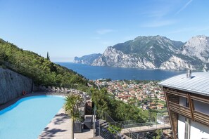 Seasonal outdoor pool, open 9 AM to 8 PM, pool umbrellas, sun loungers - Garda Hotel Forte Charme (Nago-Torbole)