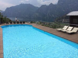 Außenpool (je nach Saison geöffnet), Sonnenschirme, Liegestühle