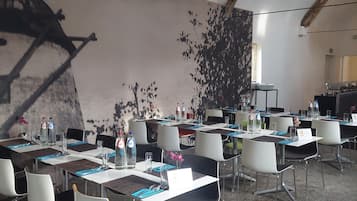 Se ofrece un desayuno completo (25 EUR por persona)