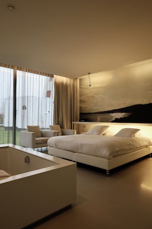 Suite (wellness included) | Blackout drapes, soundproofing, cribs/infant beds, free WiFi. D-Hotel