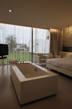 Suite (wellness included) | Bathroom | Hair dryer, towels, soap, shampoo - D-Hotel (Kortrijk)