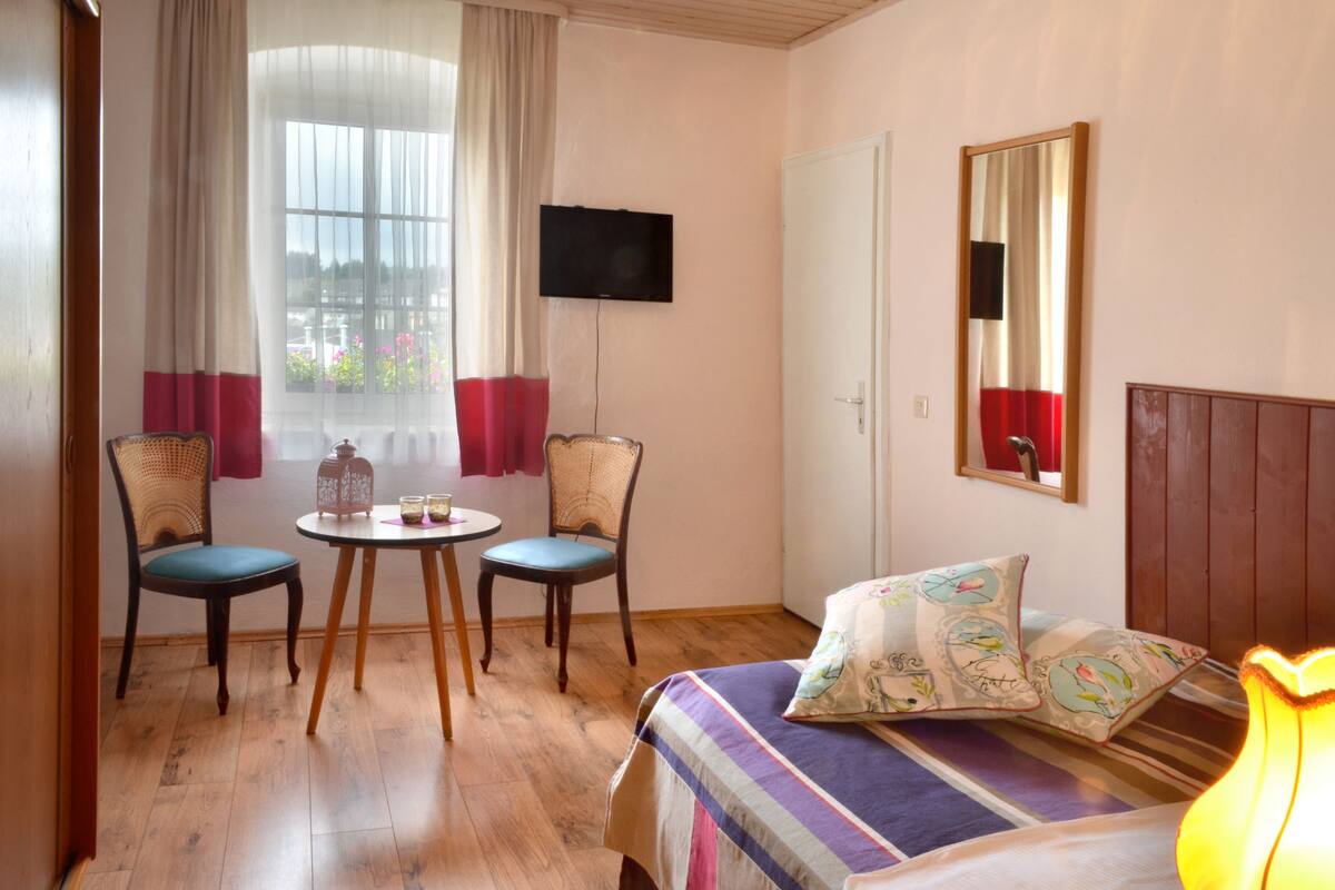 Single Room, Annex Building | Meja, seterika/papan seterika, dihias secara berasingan 