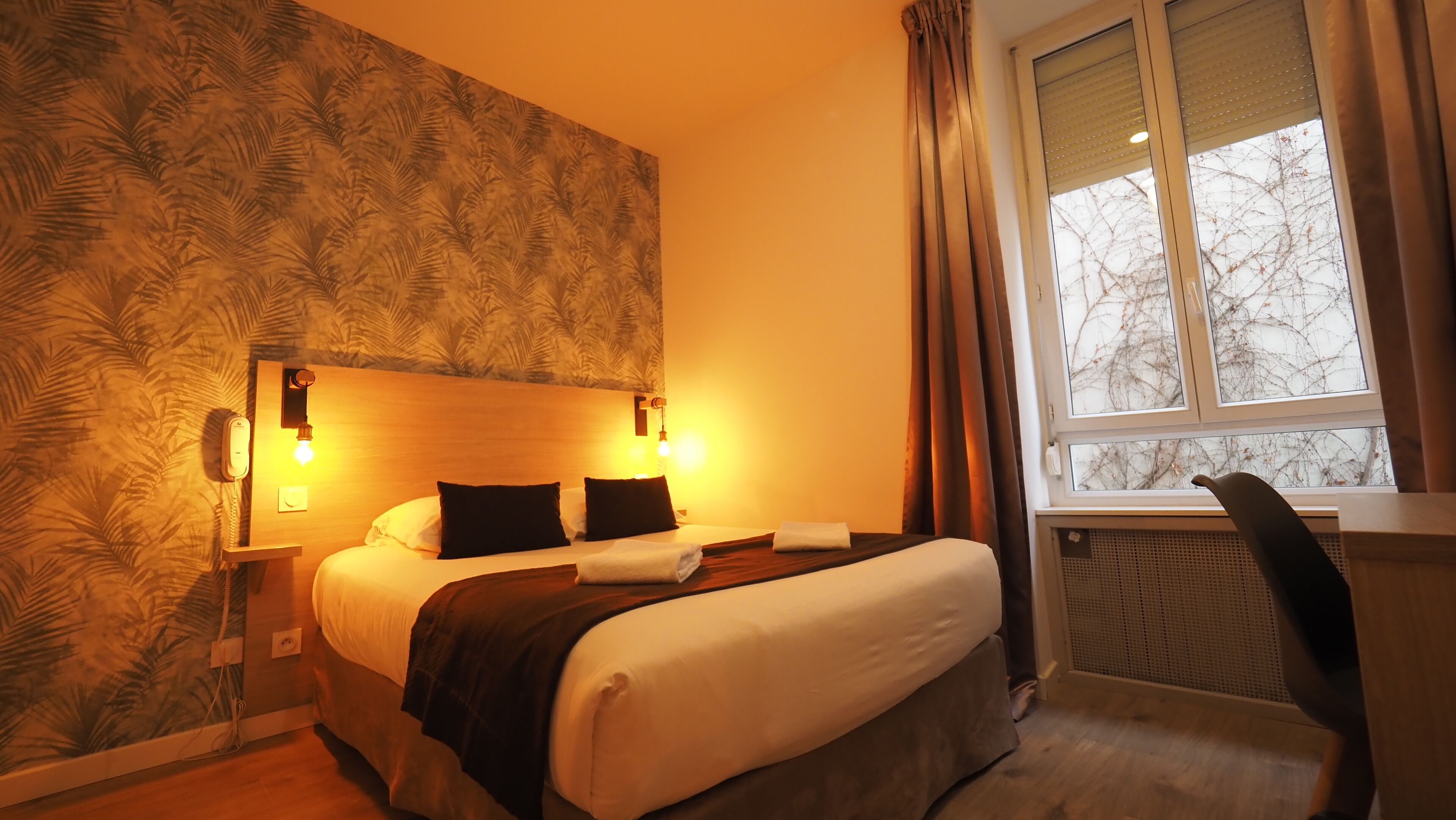 standard double room | desk, blackout curtains, soundproofing, iron/ironing board