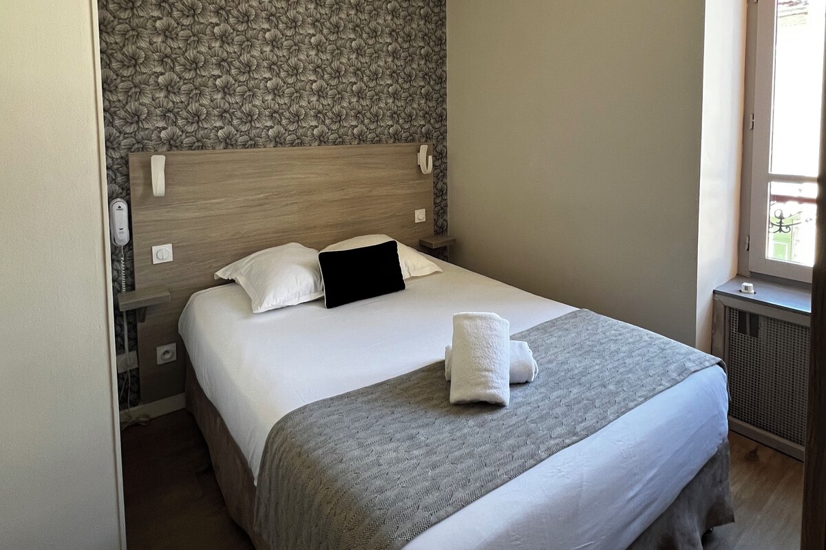 Economy Double Room, 1 Bedroom | Desk, blackout drapes, soundproofing, iron/ironing board (on request)