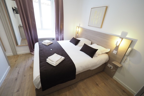 Comfort Double Room | Desk, blackout drapes, soundproofing, iron/ironing board