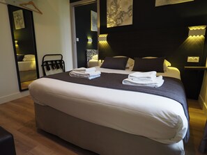 Suite familiare, 2 camere da letto | Una scrivania, tende oscuranti, insonorizzazione, ferro/asse da stiro