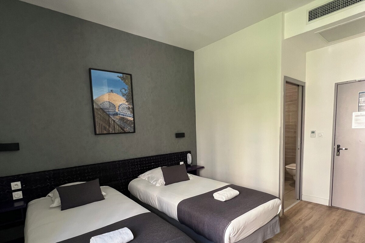 Comfort Twin Room | Desk, blackout drapes, soundproofing, iron/ironing board (on request)