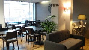 Se ofrece un desayuno completo (14 EUR por persona)