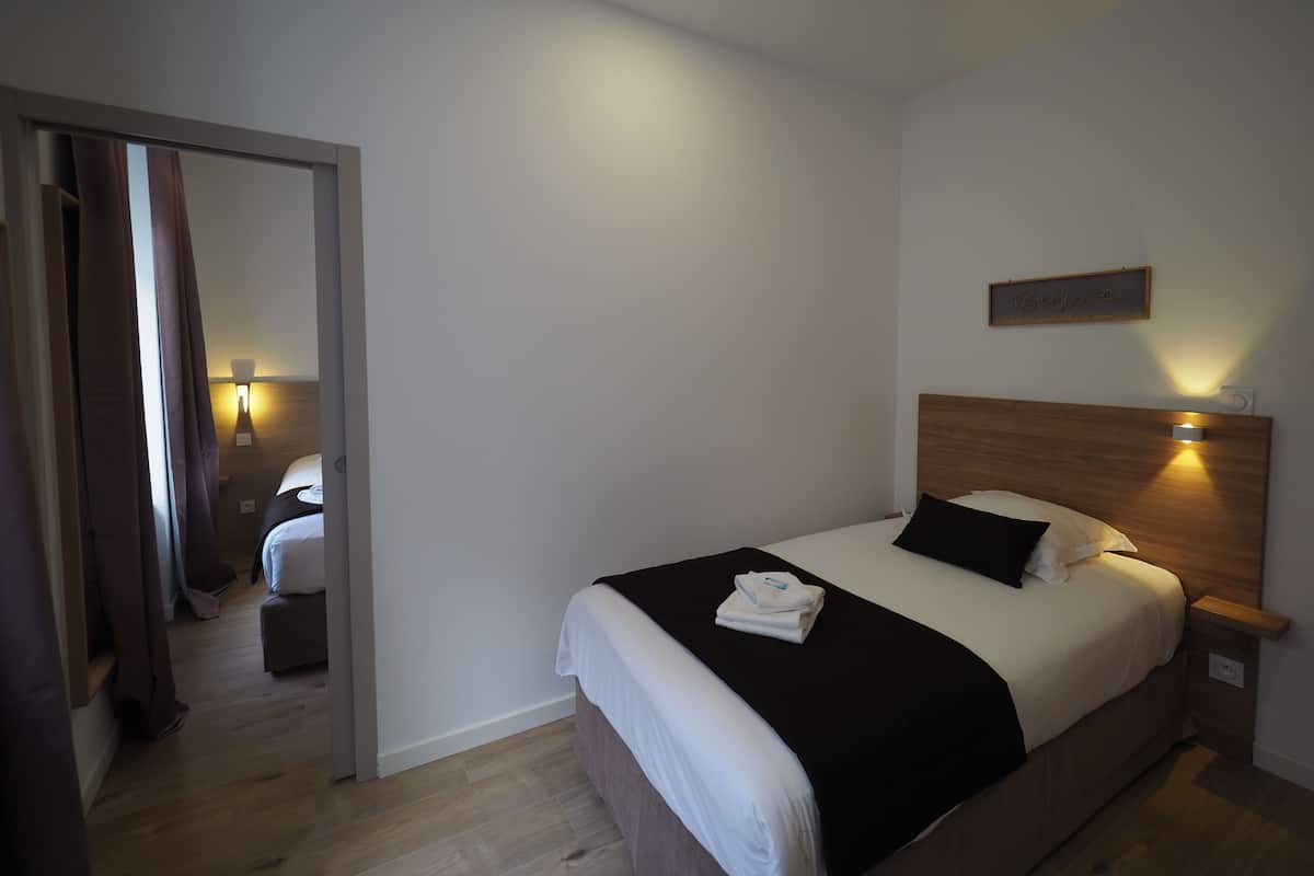 Comfort driepersoonskamer, 2 slaapkamers | Een bureau, verduisterende gordijnen, geluiddichte muren